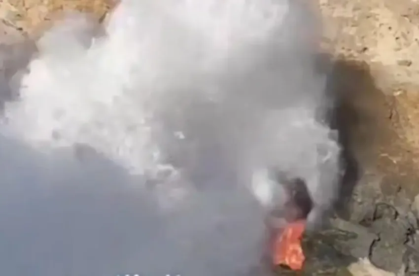  Αίγυπτος: Τουρίστρια παραλίγο να πεθάνει για μια φωτογραφία – Την παρέσυρε τεράστιο κύμα (vid)