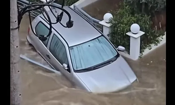  Άλιμος: Μεγάλες ζημιές σε πολυκατοικία από την κακοκαιρία-Κατέρρευσε μάντρα,παρασύρθηκαν αυτοκίνητα