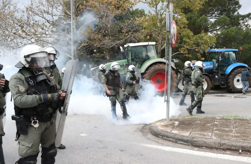 Μπλόκα αγροτών: Τα επεισόδια στη Θεσσαλονίκη κλιμάκωσαν την ένταση με…