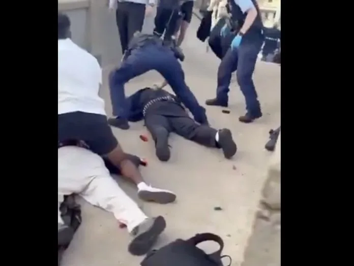  Σίδνεϊ: Η στιγμή που οι αστυνομικοί ακινητοποιούν δυο ενόπλους στην παραλία Bondi