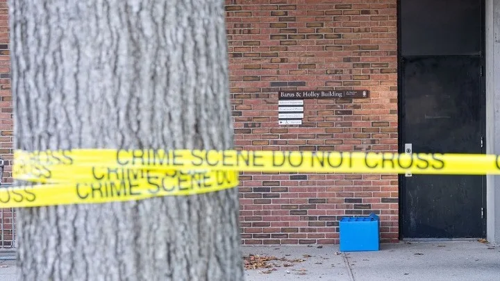  Επίθεση στο πανεπιστήμιο Μπράουν: Στη δημοσιότητα νέες φωτογραφίες του υπόπτου που παραμένει ασύλληπτος