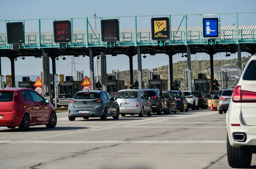  Χριστούγεννα: Μεγάλη η έξοδος-Πόσα αυτοκίνητα έφυγαν από την Αθήνα για τις διακοπές