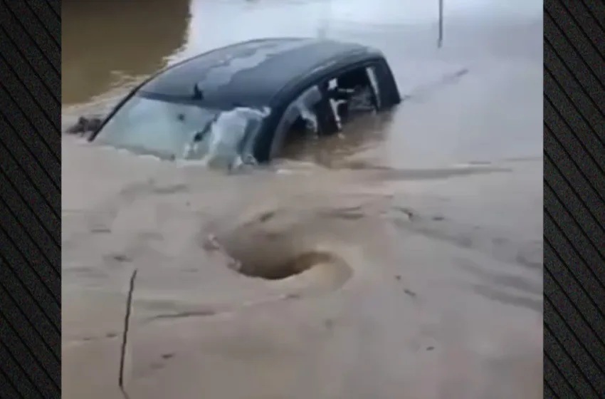  ΕΜΑΚ: Συγκλονιστική διάσωση τριών ατόμων- Το αυτοκίνητο πλημμύρισε μέχρι πάνω (vid)