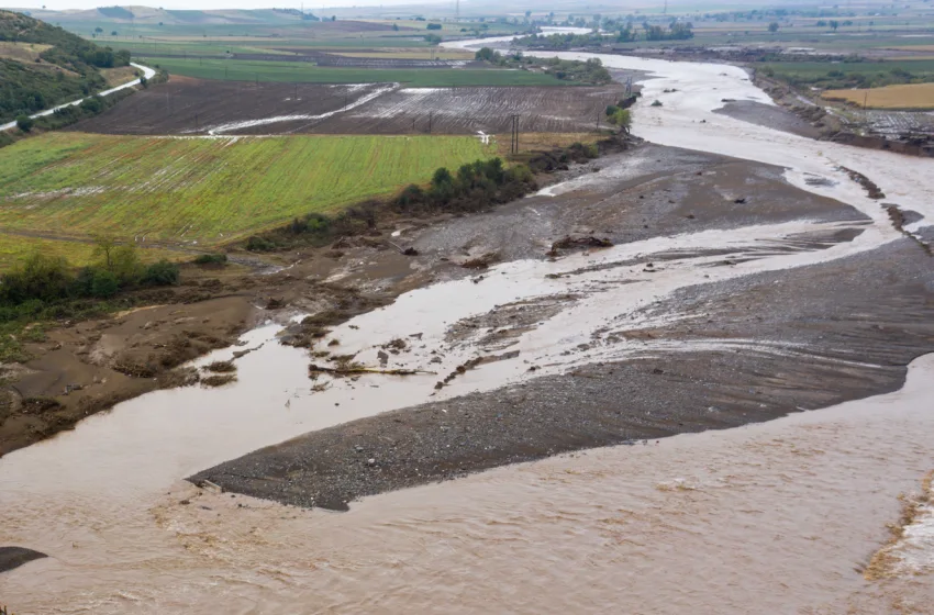  Μήνυμα στο 112 για απομάκρυνση κατοίκων: Υπερχείλισε ο ποταμός Ενιπέας- Υποχωρεί σταδιακά ο Byron