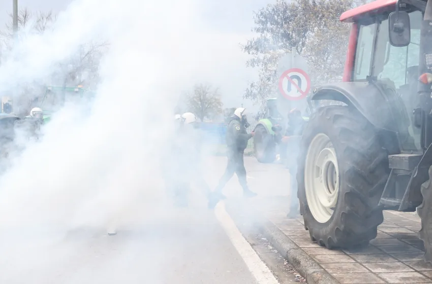  Έκλεισαν την Εθνική Οδό στη Θήβα οι αγρότες-Επεισόδια κοντά στο αεροδρόμιο Μακεδονία-Χημικά και μεγάλη ένταση