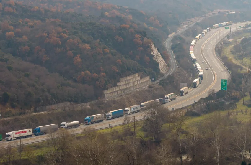  Αγροτικά μπλόκα: Άνοιξε ο Προμαχώνας – Ουρές χιλιομέτρων από φορτηγά