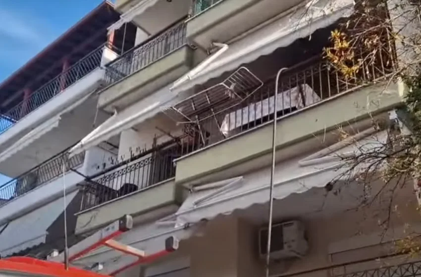  Θεσσαλονίκη: Φωτιά σε διαμέρισμα, πυροσβέστες απεγκλώβισαν ηλικιωμένη(vid)