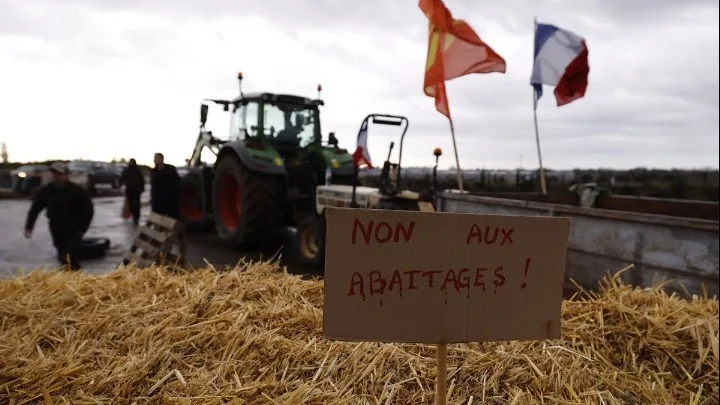  Γαλλία: Δρόμοι και σιδηροδρομικός άξονας αποκλεισμένοι από οργισμένους αγρότες
