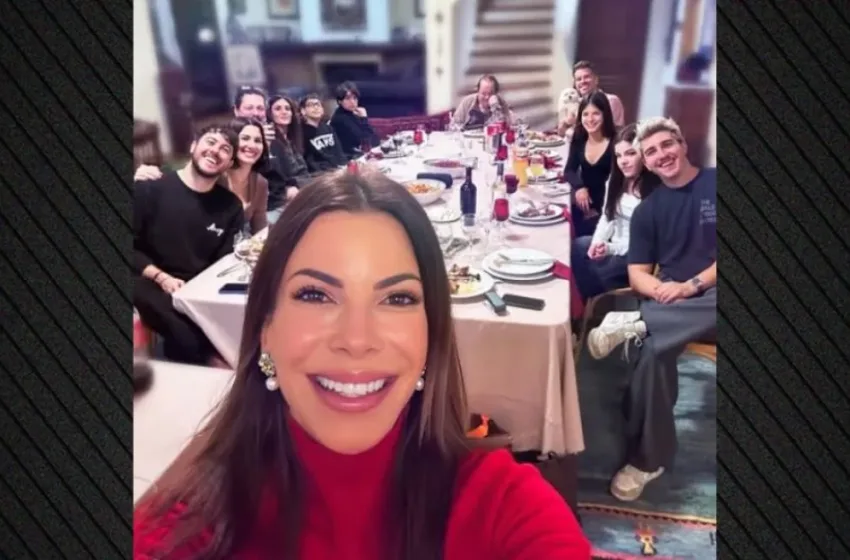  Γιάννης Πάριος: Η φωτογραφία γύρω από το χριστουγεννιάτικο τραπέζι σε πλήρη απαρτία