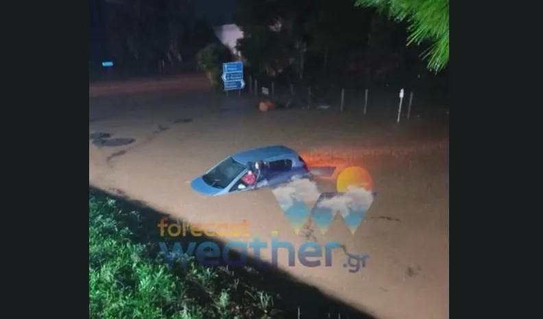  Συγκλονιστικές εικόνες: Γυναίκα προσπαθεί να απεγκλωβιστεί μόνη της από αυτοκίνητο μέσα στο νερό