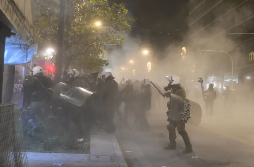  Επέτειος Γρηγορόπουλου: Ένταση και επεισόδια μετά την πορεία-Πλήθος κόσμου στο κέντρο της Αθήνας