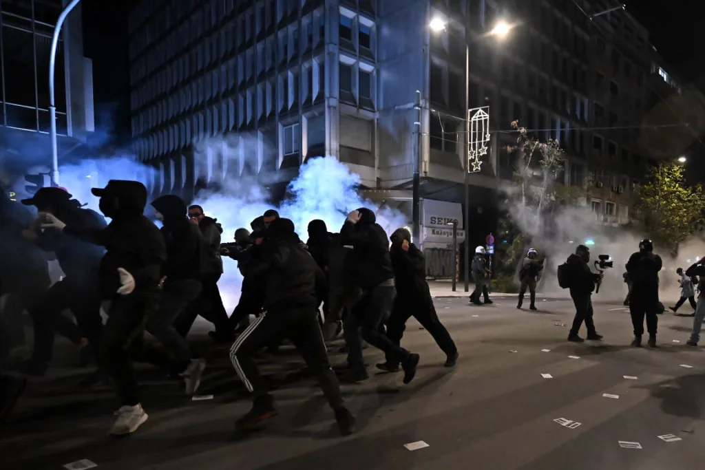 Επέτειος Γρηγορόπουλου: Ένταση και επεισόδια μετά την πορεία-Πλήθος κόσμου στο κέντρο της Αθήνας 3 grigoropoulos 4