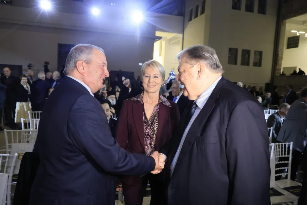 Εκδήλωση "Δημοκρατίας": Η (ουσιαστική) συνύπαρξη Καραμανλή- Βενιζέλου και η ...γειτνίαση Δένδια-Σαμαρά- Ποιοί ήταν εκεί 6 image 17