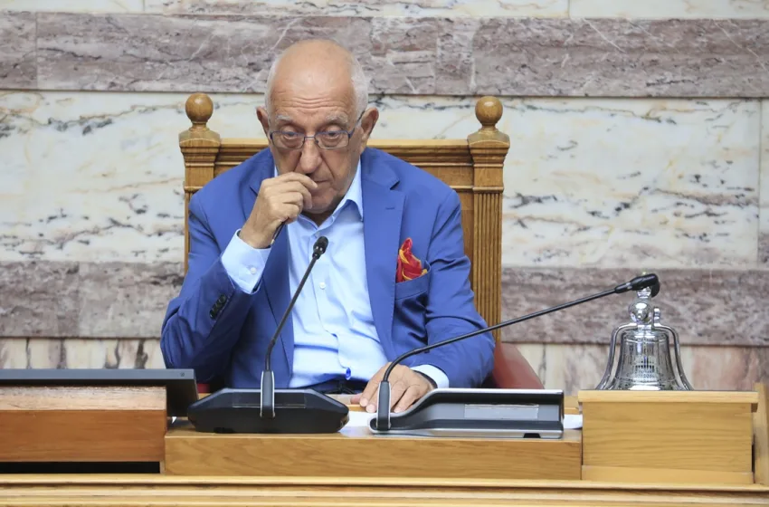  Βουλή: Γιατί ο Κακλαμάνης ετοιμάζει νέο “κόφτη” για τις εξεταστικές- Σε ομιλίες και μεταδόσεις