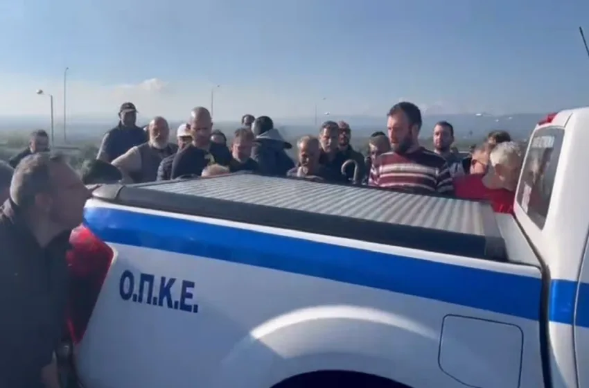  Ένταση στην Καλαμάτα: Αγρότες προσπάθησαν να τουμπάρουν αυτοκίνητο της αστυνομίας