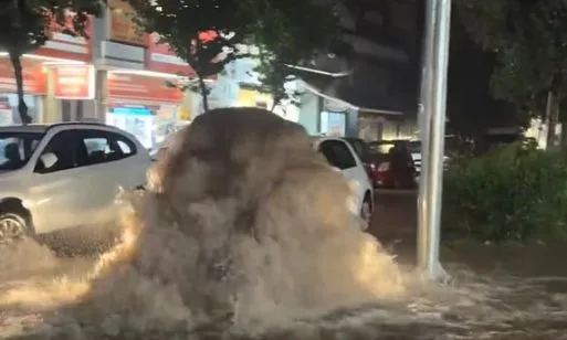  Φρεάτιο μετατράπηκε σε συντριβάνι σε κεντρικό δρόμο της Καλλιθέας (vid)