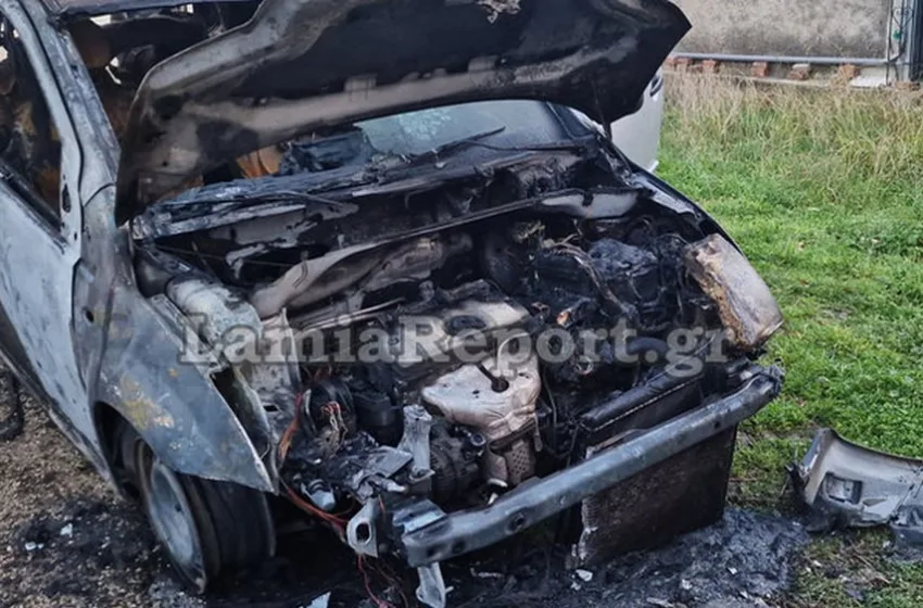  Φωκίδα: Απανθρακωμένο άτομο σε φλεγόμενο αυτοκίνητο – Πυρκαγιά την ίδια ώρα στο σπίτι του