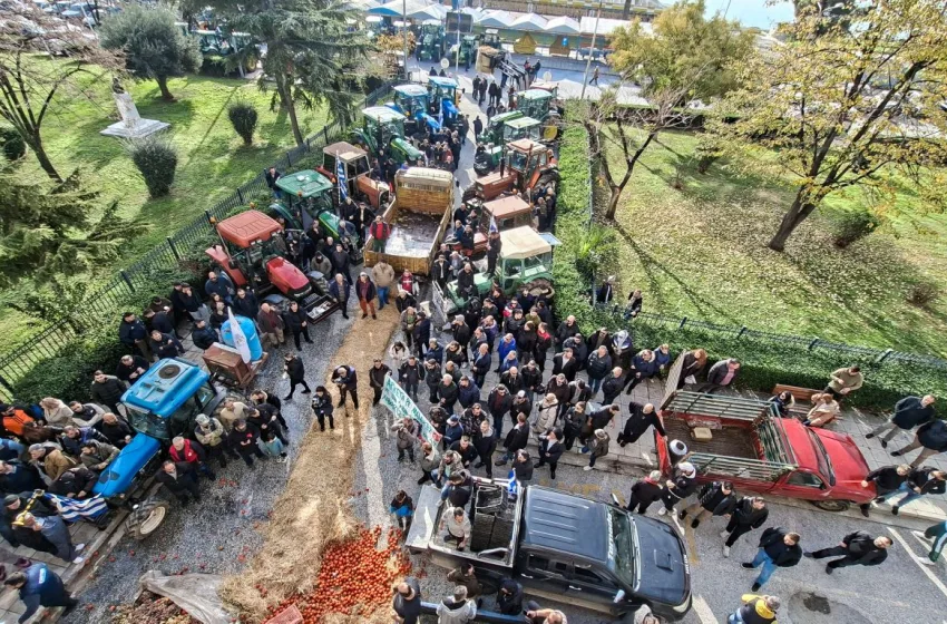  Αγρότες: Ένταση στην Καβάλα-Έριξαν άχυρα, γάλα, ντομάτες και σταφύλια στην Περιφέρεια