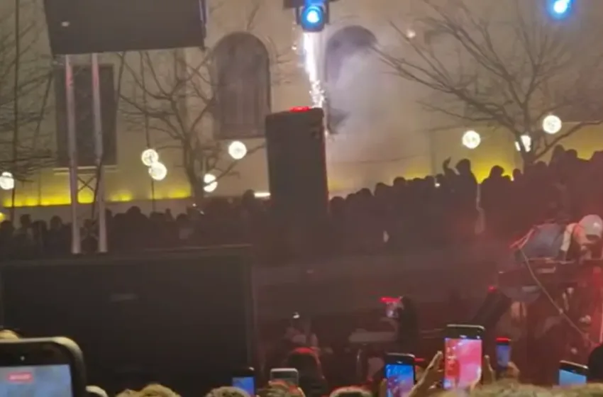  Κοζάνη: Πανικός στο άναμμα του δέντρου-Έντρομοι γονείς έτρεχαν να φύγουν με τα παιδιά τους