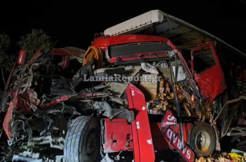 Σφοδρό τροχαίο με δύο νταλίκες και ένα αυτοκίνητο στην Αμφίκλεια (εικόνες)