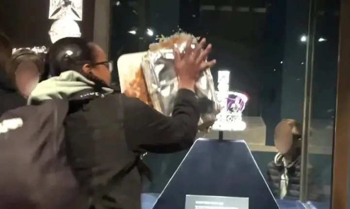  Λονδίνο: Ακτιβιστές πέταξαν κρέμα και μηλόπιτα στο Αυτοκρατορικό Στέμμα