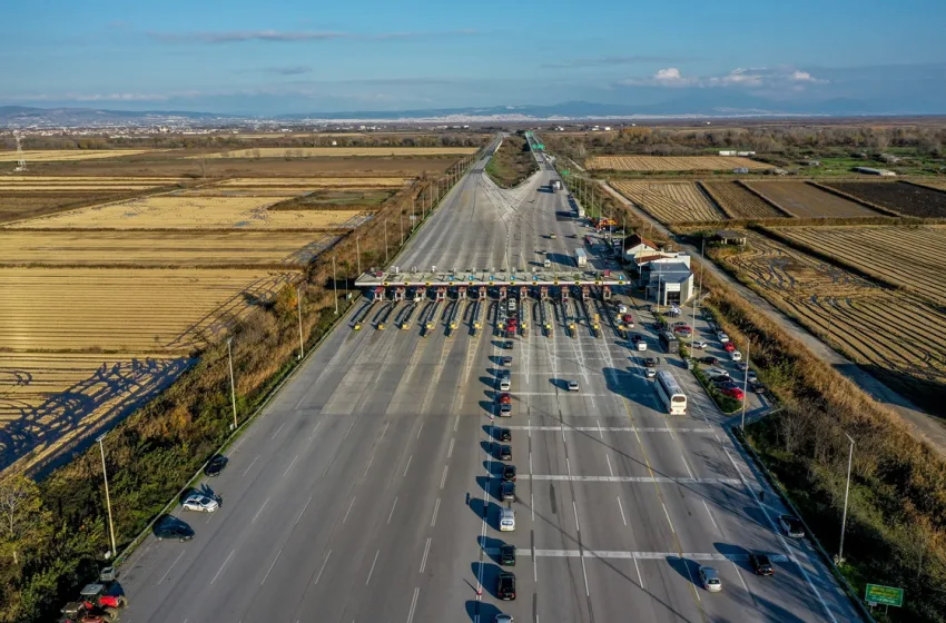  Τι συμβαίνει στα Μάλγαρα; Καταγγελία ότι η αστυνομία απαγορεύει τη διέλευση ενώ οι δρόμοι είναι ανοιχτοί από τους αγρότες για τη δίκη των Τεμπών