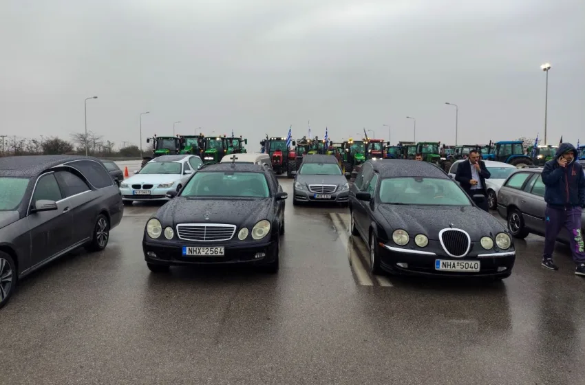  Γραφεία τελετών: Στο πλευρό των αγροτών- Πήγαν στα μπλόκα με νεκροφόρες