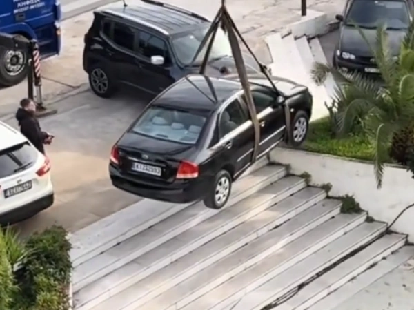  Μαρούσι: Απίστευτο παρκάρισμα σε εμπορικό κέντρο- Κατέβηκε με το αυτοκίνητο τις σκάλες