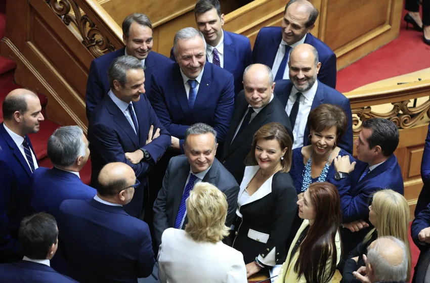  Δεύτερη ανάγνωση στις κυβερνητικές πρωτοβουλίες για αγροτικό, ακρίβεια, στεγαστικό-Συνάντηση Μητσοτάκη με βουλευτές     