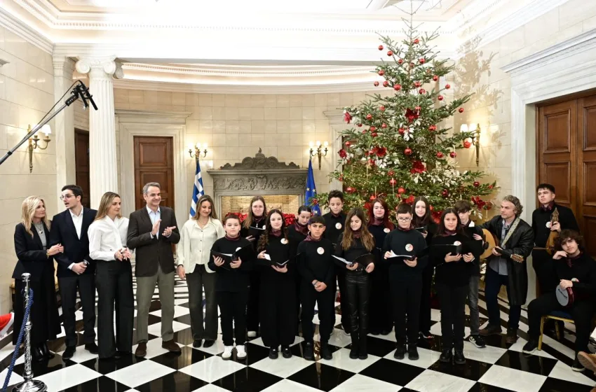  Μητσοτάκης: Άκουσε τα κάλαντα των Χριστουγέννων από το Μουσικό Σχολείο Αλίμου