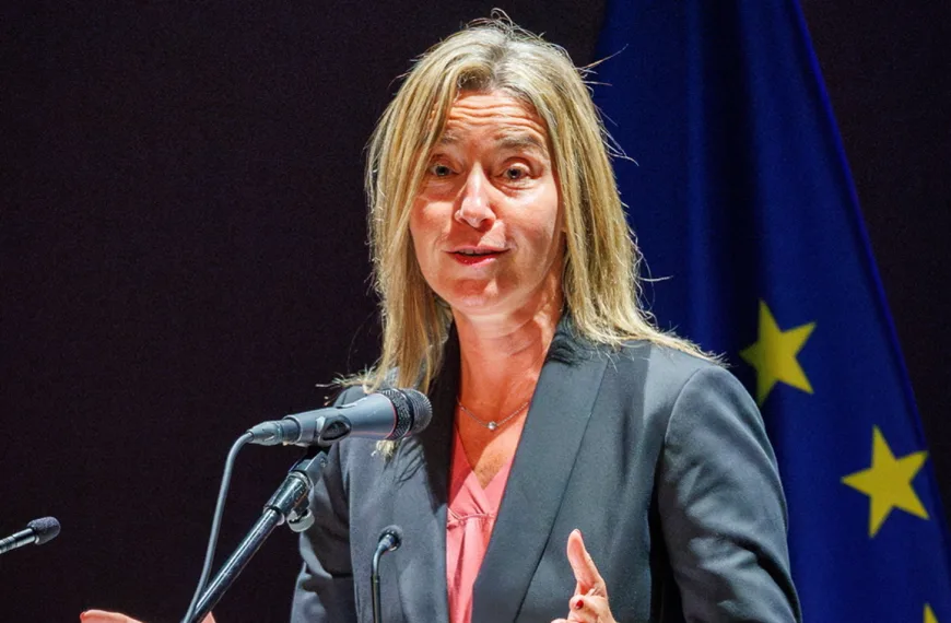 Μογκερίνι: Αφέθηκε ελεύθερη αλλά με βαριές κατηγορίες