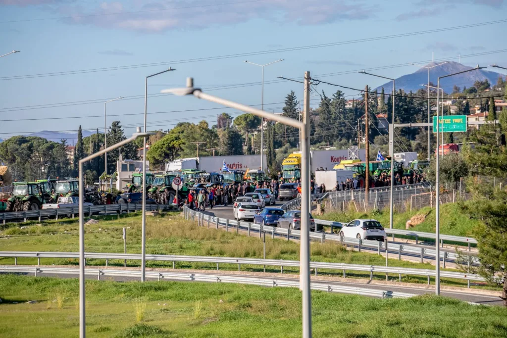 Αγρότες: Κλιμάκωση και εκρηκτικό κλίμα στα μπλόκα-Ποιοι δρόμοι είναι αποκλεισμένοι 9 mploko patra