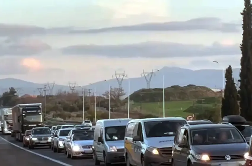  Έξοδος: Εκδρομείς σε απόγνωση με τις εκτροπές της τροχαίας- Ουρές χιλιομέτρων
