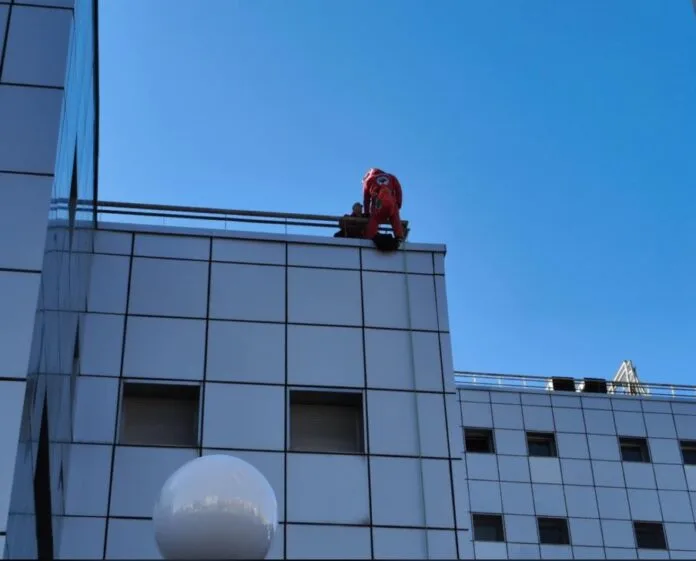  Ο Άγιος Βασίλης αναρριχήθηκε στην οροφή του Νοσοκομείου Βόλου -Έκπληξη στην Παιδιατρική(vid)