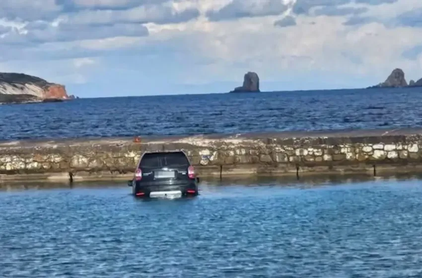  Πάρος: Αυτοκίνητο έπεσε στη θάλασσα-Ο οδηγός ξέχασε το χειρόφρενο