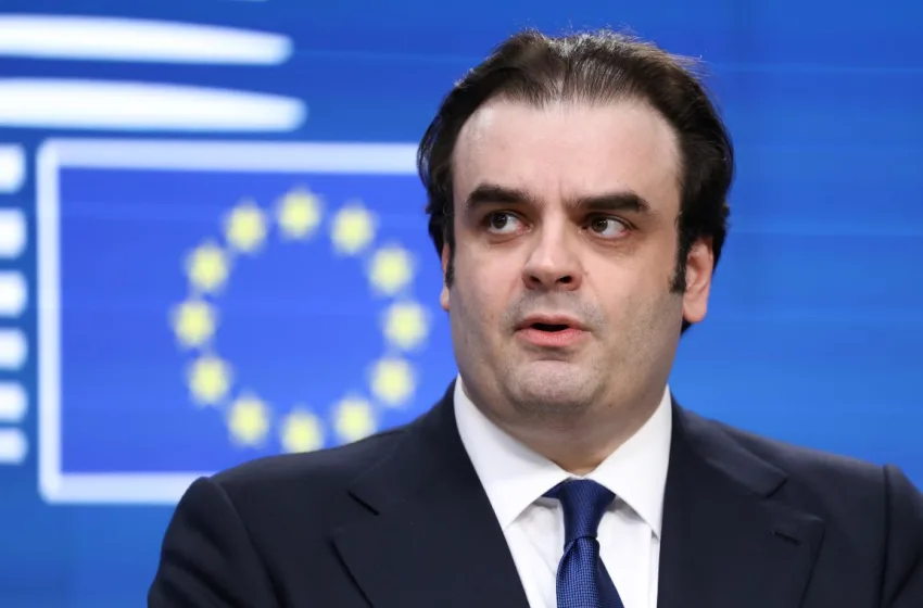  Πιερρακάκης: Το βίντεο από την θερμή υποδοχή στη Βουλή μετά την εκλογή του στην προεδρία του Eurogroup