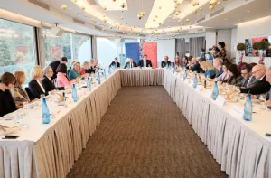 Πιερρακάκης σε πρέσβεις ΕΕ: Η Ευρώπη χρειάζεται επιτάχυνση μεταρρυθμίσεων και δημοσιονομική ισορροπία