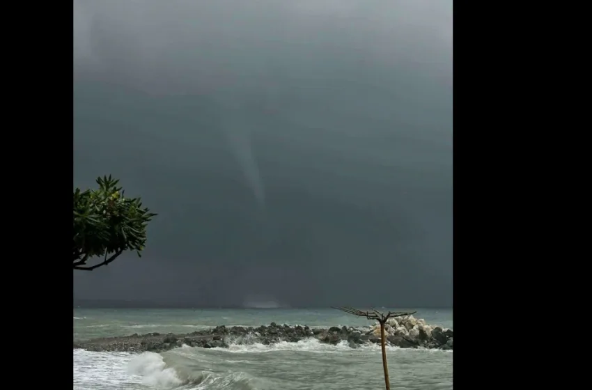  Εντυπωσιακός υδροστρόβιλος στον Πλαταμώνα εν μέσω της κακοκαιρίας “Byron”