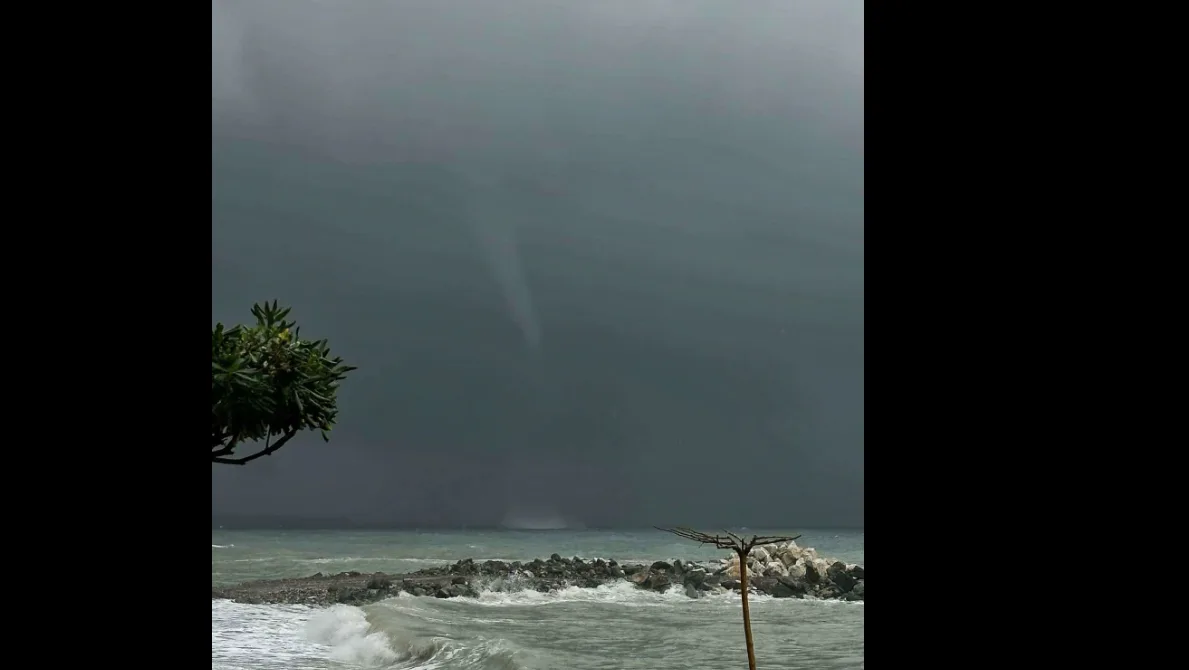 Εντυπωσιακός υδροστρόβιλος στον Πλαταμώνα εν μέσω της κακοκαιρίας “Byron”