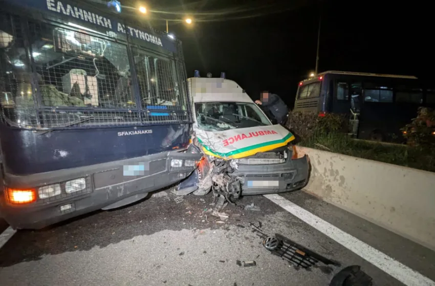  Πλατύκαμπος: Ασθενοφόρο που μετέφερε ασθενείς έπεσε πάνω σε αστυνομική κλούβα (εικόνες)