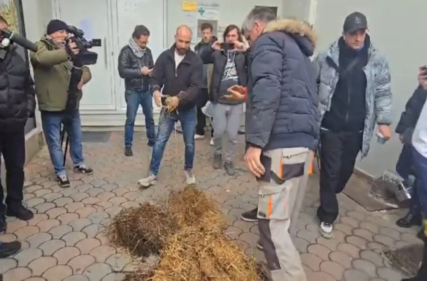  Τρίκαλα: Πέταξαν σανό οι αγρότες στο πολιτικό γραφείο του Σκρέκα (vid)