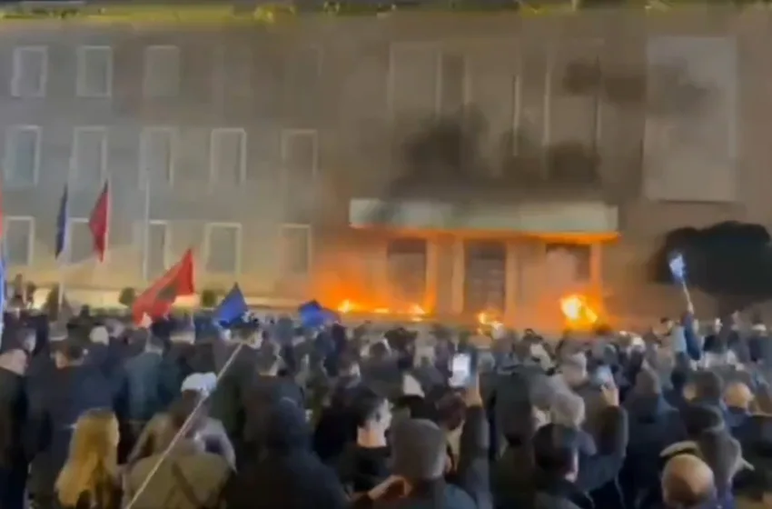  Σοβαρά επεισόδια σε αντικυβερνητική διαδήλωση στα Τίρανα (vid)