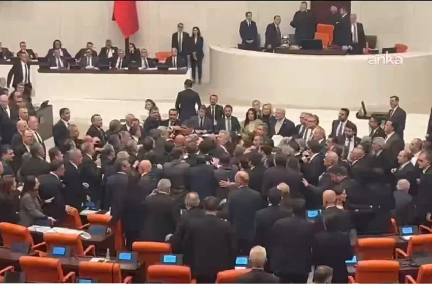  Εικόνες χάους στην τουρκική βουλή για τον Προϋπολογισμό-Έπεσαν γροθιές