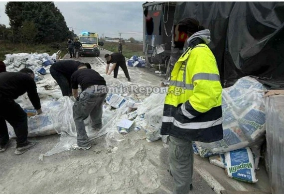  Ριτσώνα: Νταλίκα με τσιμέντα και ορυκτέλαια εξετράπη – Διακόπηκε η κυκλοφορία(vid)