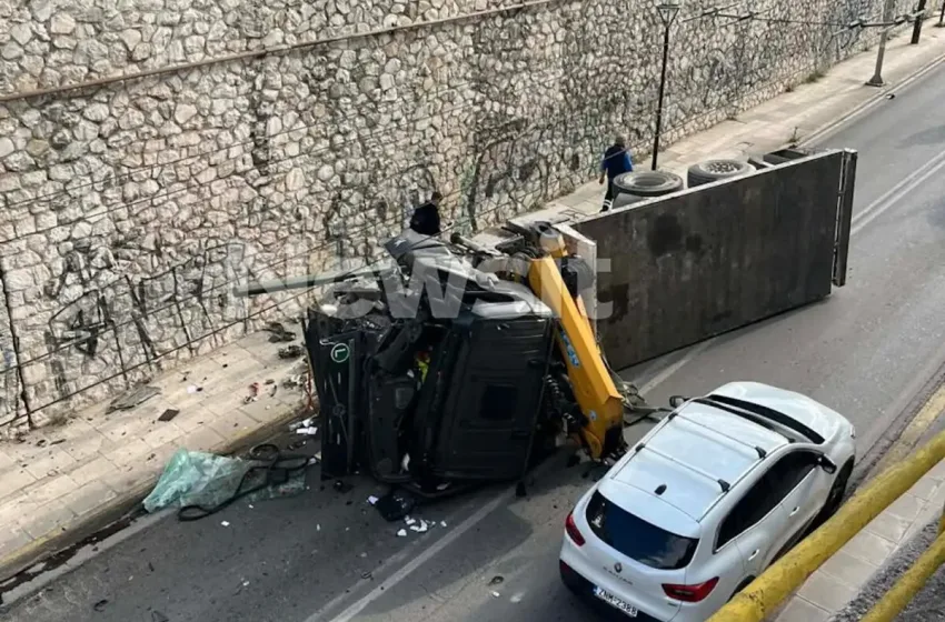  Νέα Φιλαδέλφεια: Γερανοφόρο έπεσε σε κολόνα και ντελαπάρισε – Προβλήματα στην κυκλοφορία