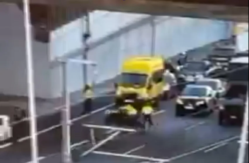  Συνελήφθη ο οδηγός μηχανής που παρέσυρε και έριξε στο έδαφος τροχονόμο στην Αττική Οδό