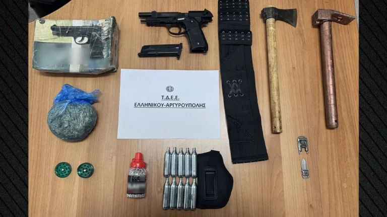  Μίνι οπλοστάσιο και ναρκωτικά στην κατοχή του 59χρονου που συνελήφθη με τσεκούρι στον Άλιμο