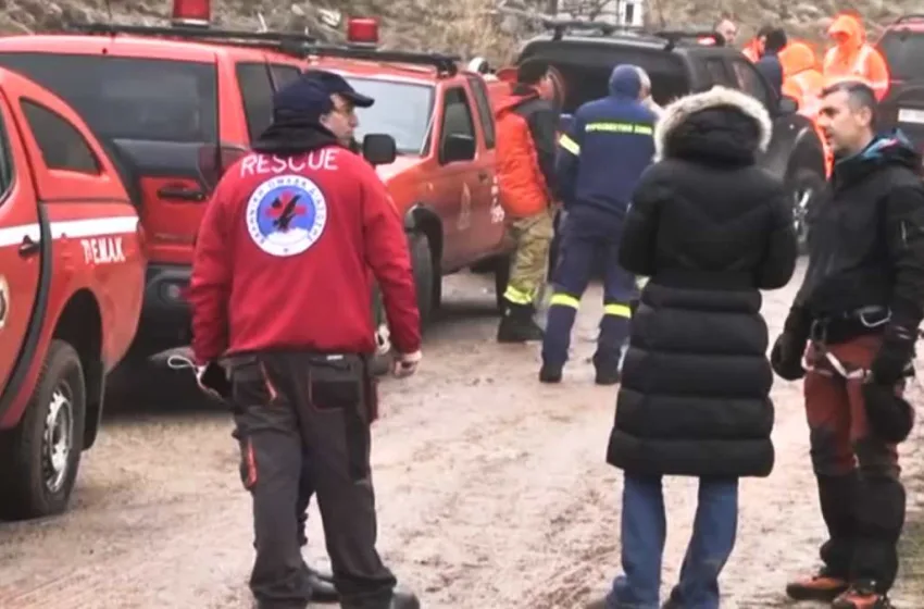  Ανασύρθηκαν οι τέσσερις νεκροί ορειβάτες από τα Βαρδούσια – Μεταφέρθηκαν με ελικόπτερο στην Ιτέα