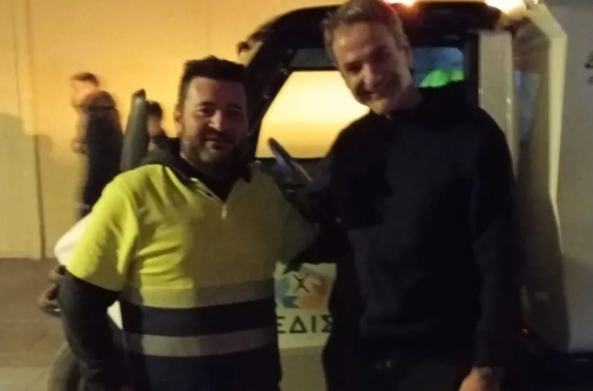  Στα Χανιά ο Μητσοτάκης: Η φωτογραφία με εργαζόμενο στην καθαριότητα