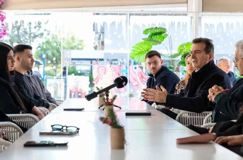  Χρυσοχοΐδης: Συνάντηση με νέους Ρομά στην Αγία Βαρβάρα – Τι τούς ζήτησε